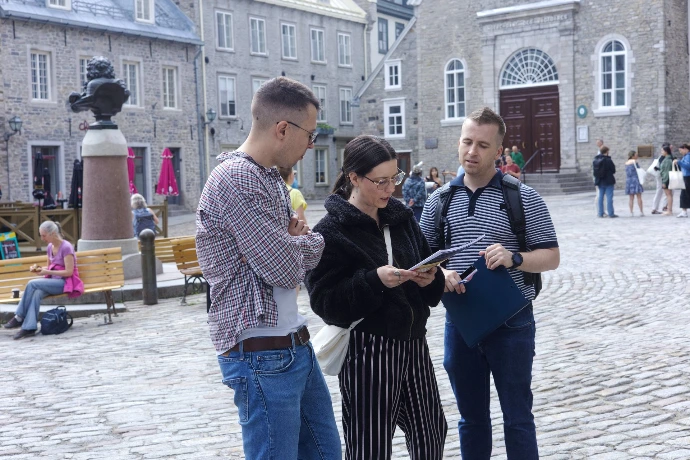 Deux hommes et une femme regardant une tablette